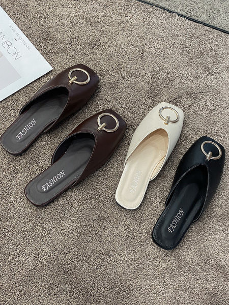 Ženske casual papuče s metalnim elementom u bijeloj, crnoj i smeđoj boji