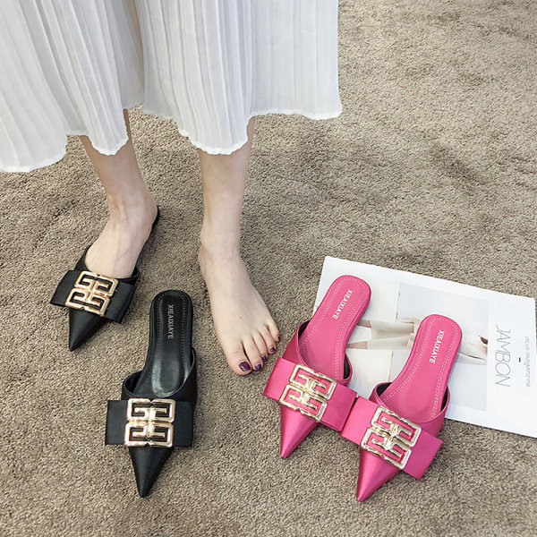 Novi model ženskih papuča na špic sa metalnom kopčom - roze i crne boje