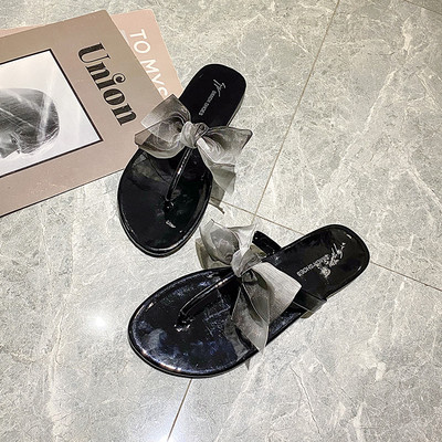 Γυναικείες παντόφλες με κορδέλα σε μαύρο και ασημί χρώμα