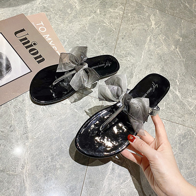 Γυναικείες παντόφλες με κορδέλα σε μαύρο και ασημί χρώμα