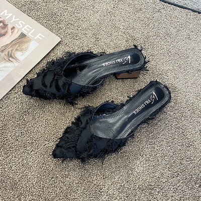 Naujas moteriškų smailių šlepečių modelis su kvadratiniu kulnu