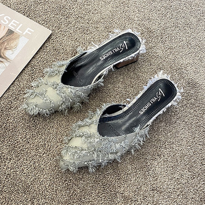 Naujas moteriškų smailių šlepečių modelis su kvadratiniu kulnu