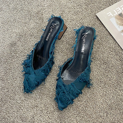 Naujas moteriškų smailių šlepečių modelis su kvadratiniu kulnu