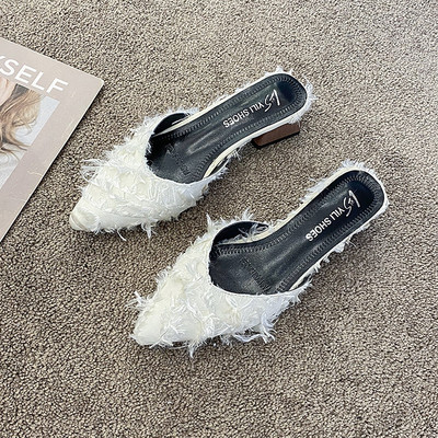 Naujas moteriškų smailių šlepečių modelis su kvadratiniu kulnu