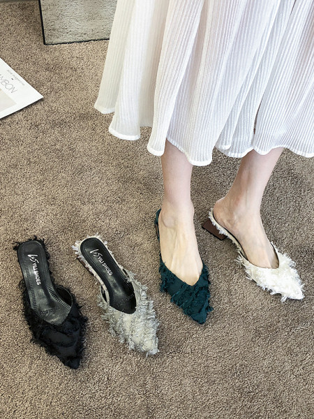 Naujas moteriškų smailių šlepečių modelis su kvadratiniu kulnu