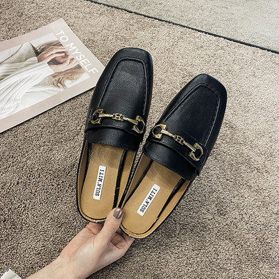 Γυναικείες έκο δερμάτινες παντόφλες με μεταλλικό στοιχείο