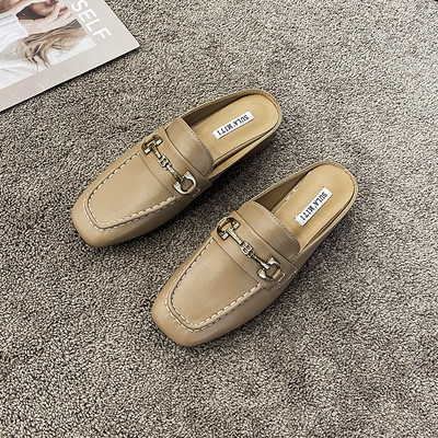 Γυναικείες έκο δερμάτινες παντόφλες με μεταλλικό στοιχείο