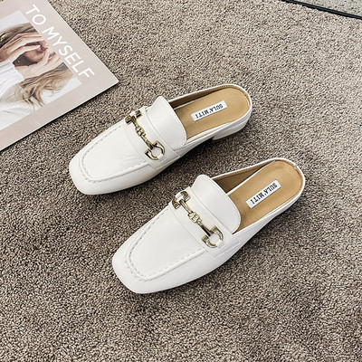 Γυναικείες έκο δερμάτινες παντόφλες με μεταλλικό στοιχείο