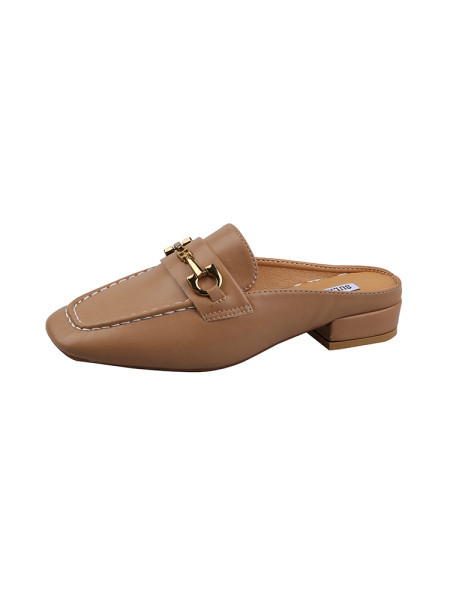 Γυναικείες έκο δερμάτινες παντόφλες με μεταλλικό στοιχείο