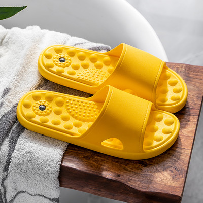 Γυναικείες παντόφλες σε διάφορα χρώματα κατάλληλα για το μπάνιο