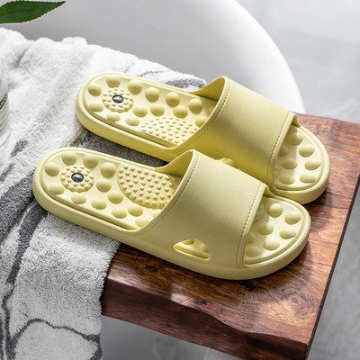 Γυναικείες παντόφλες σε διάφορα χρώματα κατάλληλα για το μπάνιο