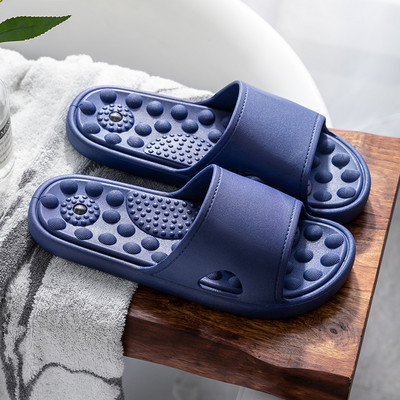 Γυναικείες παντόφλες σε διάφορα χρώματα κατάλληλα για το μπάνιο