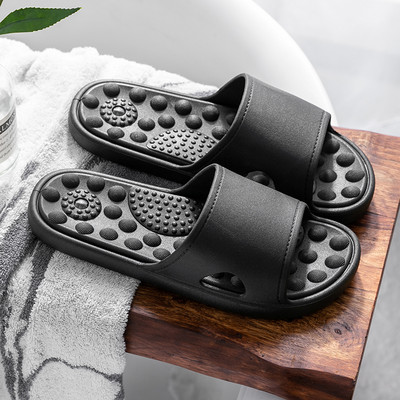 Γυναικείες παντόφλες σε διάφορα χρώματα κατάλληλα για το μπάνιο