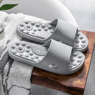 Γυναικείες παντόφλες σε διάφορα χρώματα κατάλληλα για το μπάνιο