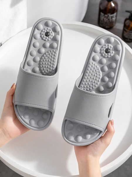 Γυναικείες παντόφλες σε διάφορα χρώματα κατάλληλα για το μπάνιο