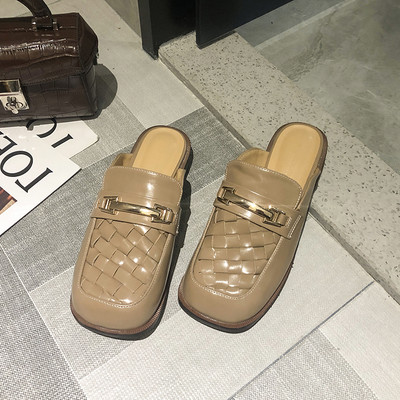 Έκο δερμάτινες παντόφλες μοντέρνες γυναίκες με μεταλλικό στοιχείο