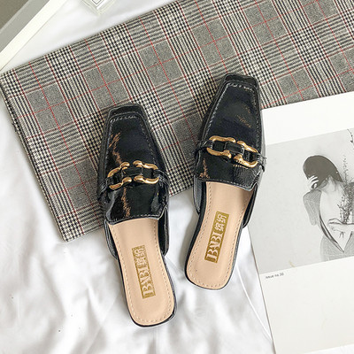 Νέο μοντέλο γυναικείας δερμάτινης παντόφλας - με μεταλλική αγκράφα