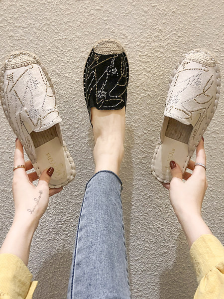 Παντόφλες casual κλειστές με επίπεδη σόλα