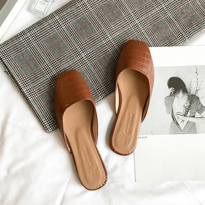 Παντόφλες casual γυναικείες κατασκευασμένες από faux δέρμα - με επίπεδη σόλα