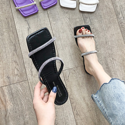 Γυναικείες παντόφλες με επίπεδη σόλα και διακοσμητικές πέτρες