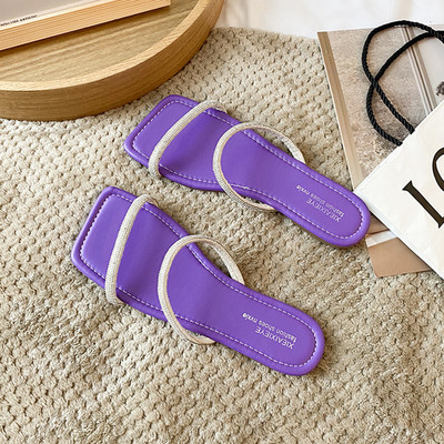 Γυναικείες παντόφλες με επίπεδη σόλα και διακοσμητικές πέτρες