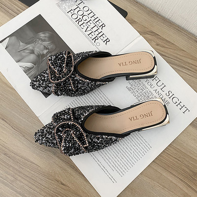 Μοντέρνες γυναικείες παντόφλες διακοσμημένες με πέτρες και επίπεδη σόλα