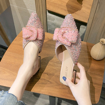 Μοντέρνες γυναικείες παντόφλες διακοσμημένες με πέτρες και επίπεδη σόλα