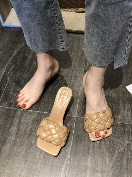 Novi model ženskih papuča sa kožnim remenom i visokom petom