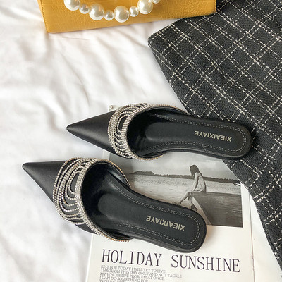 Γυναικείες παντόφλες με μυτερό μοντέλο με πέτρες