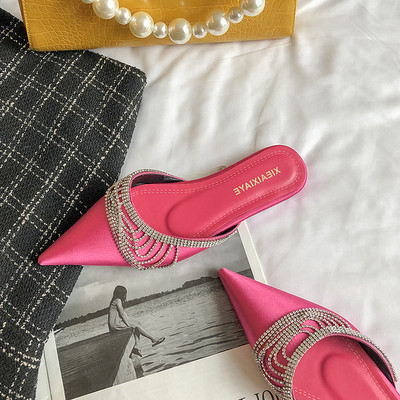 Γυναικείες παντόφλες με μυτερό μοντέλο με πέτρες