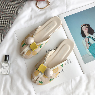 Παντόφλες κλειστές με τρισδιάστατο στοιχείο και επίπεδη σόλα