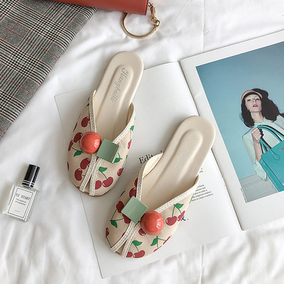 Παντόφλες κλειστές με τρισδιάστατο στοιχείο και επίπεδη σόλα