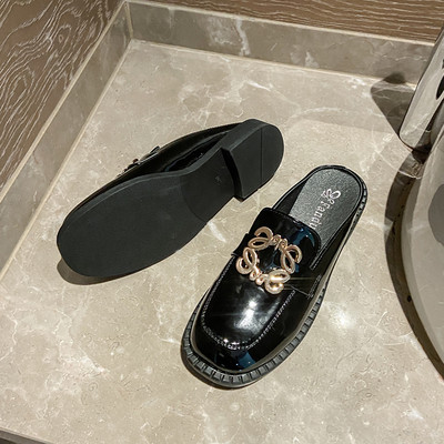 Γυναικείες παντόφλες casual από οικολογικό δέρμα και μεταλλική διακόσμηση