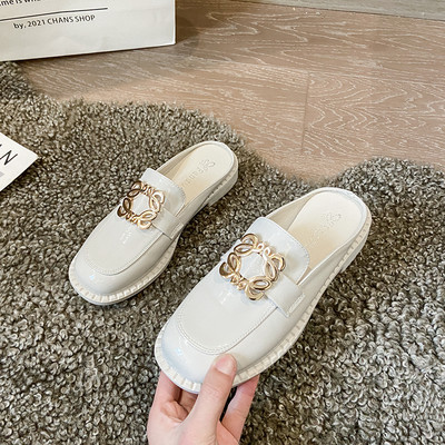 Γυναικείες παντόφλες casual από οικολογικό δέρμα και μεταλλική διακόσμηση