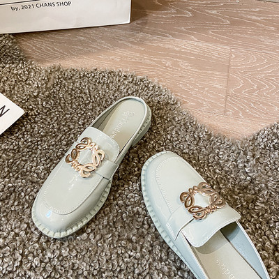 Γυναικείες παντόφλες casual από οικολογικό δέρμα και μεταλλική διακόσμηση