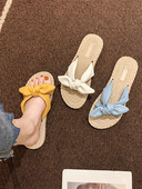 Įprastos šlepetės plokščiu padu ir kaspinu