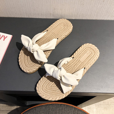 Įprastos šlepetės plokščiu padu ir kaspinu