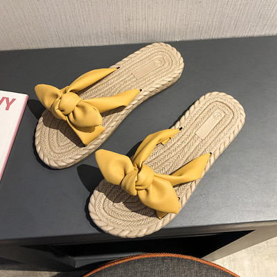 Įprastos šlepetės plokščiu padu ir kaspinu