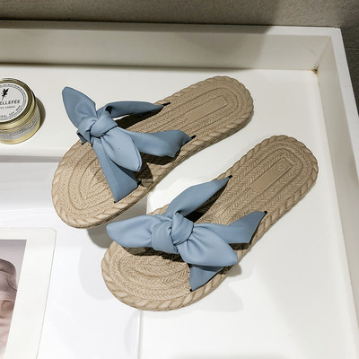 Įprastos šlepetės plokščiu padu ir kaspinu