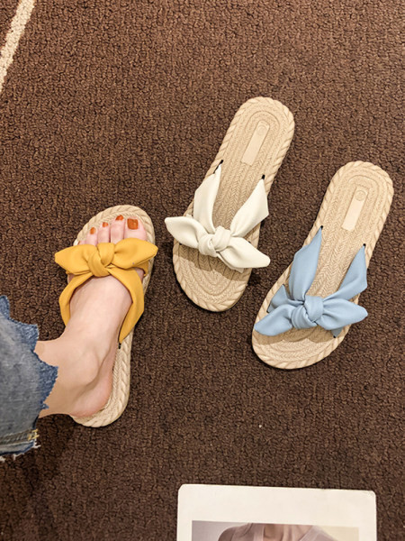 Įprastos šlepetės plokščiu padu ir kaspinu