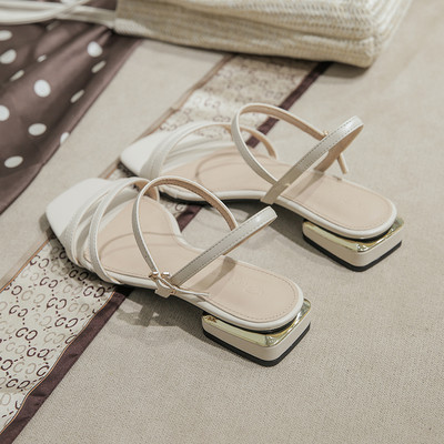 Νέο μοντέλο γυναικεία σανδάλια με τετράγωνο τακούνι και λουράκια