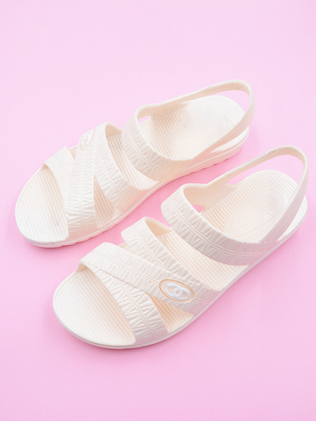 Kelių spalvų laisvalaikio moteriškos basutės – plokščiu padu