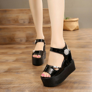 Šiuolaikinės moteriškos platforminės basutės – keli modeliai