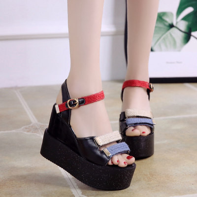 Šiuolaikinės moteriškos platforminės basutės – keli modeliai