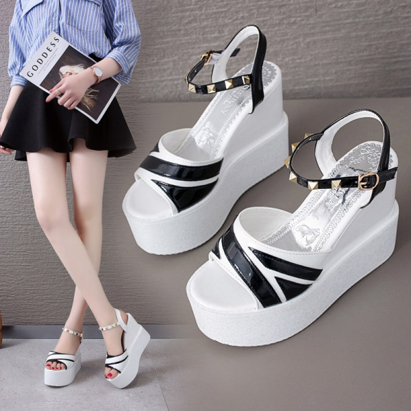 Šiuolaikinės moteriškos platforminės basutės – keli modeliai