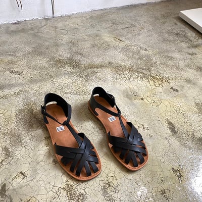 Γυναικεία σανδάλια με έκο δερμάτινα λουράκια και επίπεδη σόλα σε διάφορα χρώματα