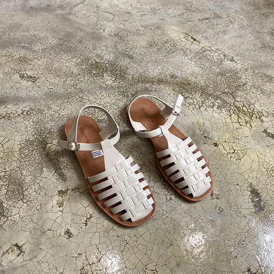 Γυναικεία σανδάλια με έκο δερμάτινα λουράκια και επίπεδη σόλα σε διάφορα χρώματα