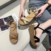 Καθημερινά σανδάλια πλατφόρμας και σταυροτά λουράκια