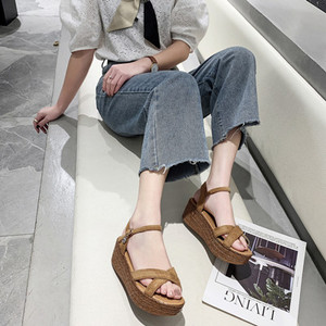 Καθημερινά σανδάλια πλατφόρμας και σταυροτά λουράκια