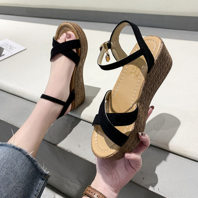 Καθημερινά σανδάλια πλατφόρμας και σταυροτά λουράκια